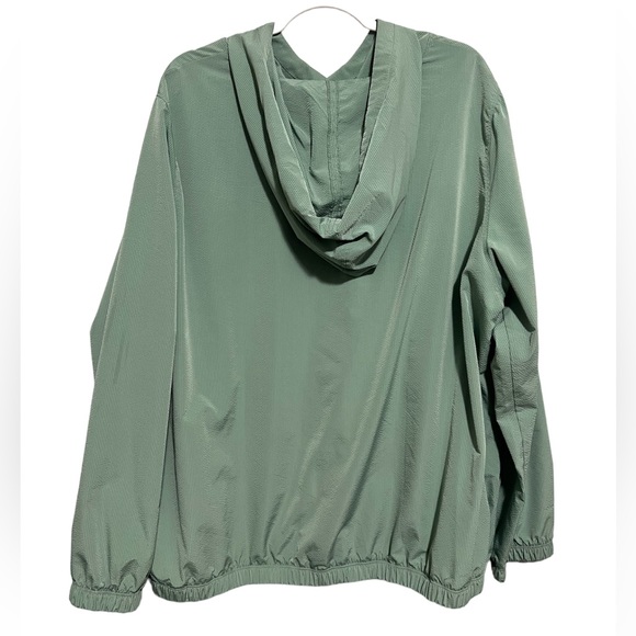 Livi Active Snap-Front Textured Woven Windbreaker Pullover - Picture 5 of 6